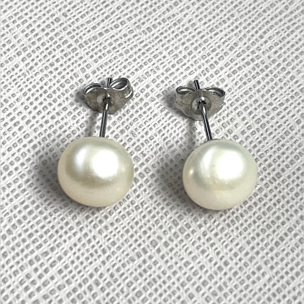 FRESHWATER BUTTON PEARL EARRING STUDS